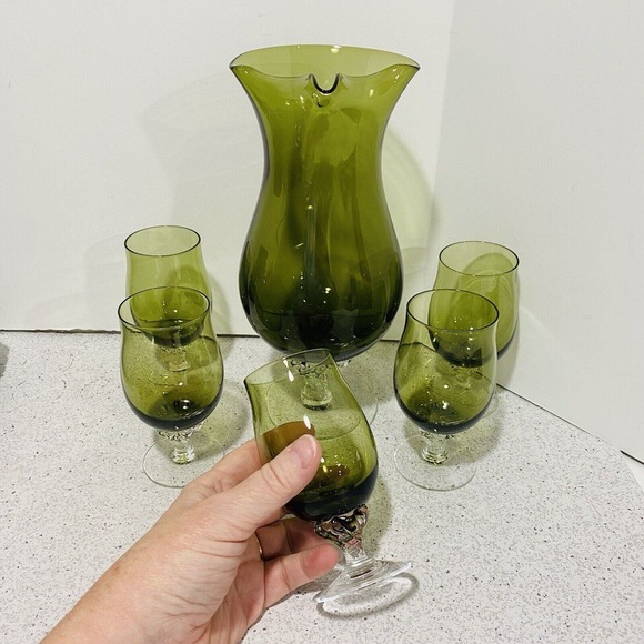 VTG Sasaki Cocktail Set Olive Green Art Glass Pitcher Decanter & 5 Wine Glasses - Picture 9 of 10